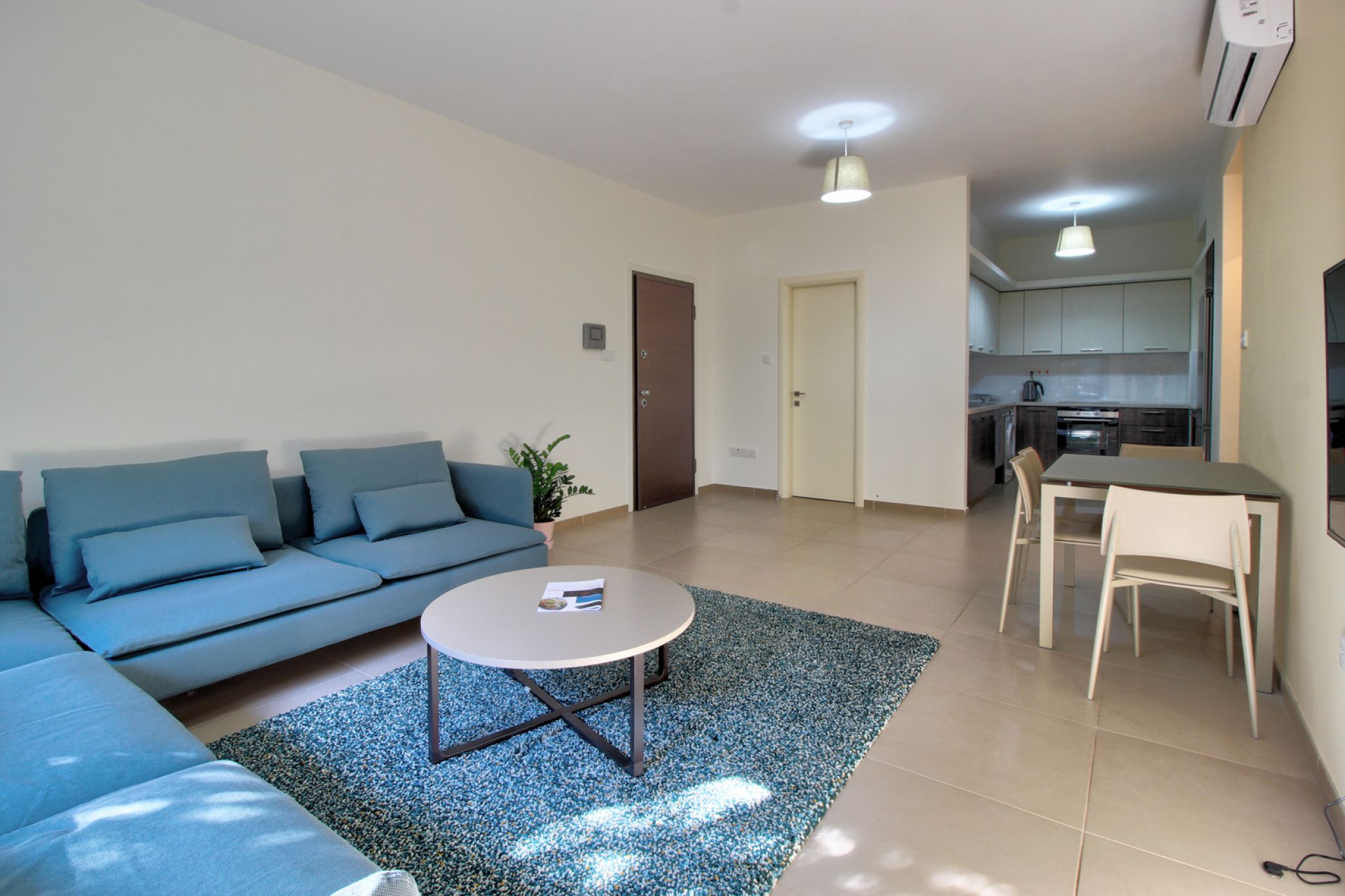 For Rent 3 bedroom Ground floor apartment with Garden centrally