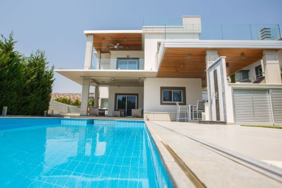 4 Bedroom Villa In Agios Tychonas