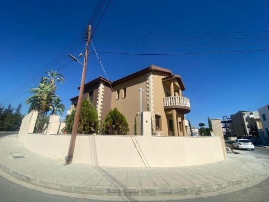 4 Bedroom Family Villa In Kato Polemidia